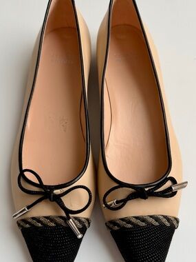 Stuart Weitzman ‘Capricorn’ Beige and Black Pointed Toe Flats with Bow -7.5